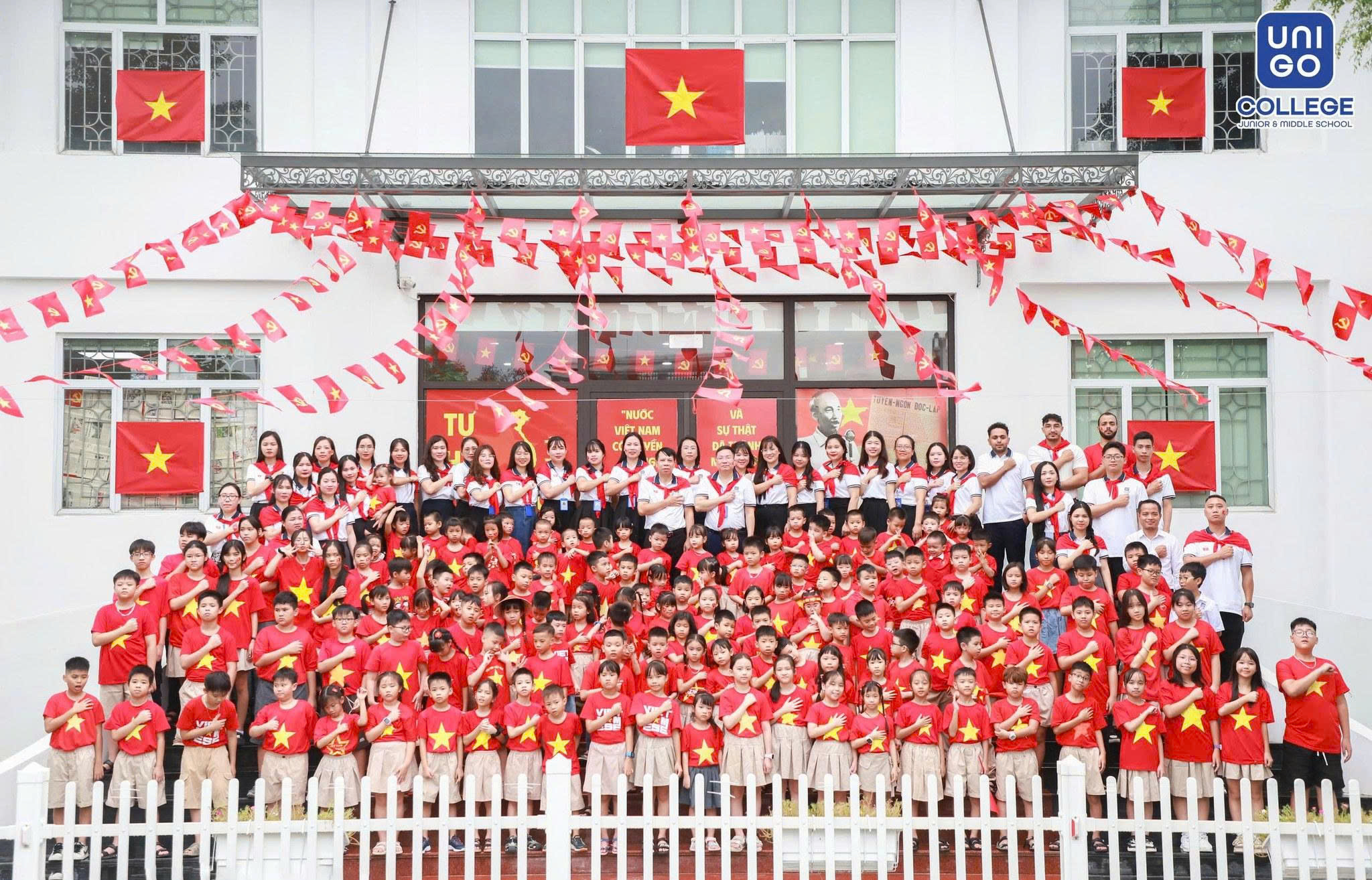 Hôm nay, màu đỏ không chỉ nằm trên lá cờ. Mà còn trên áo, trên khăn, và trong từng trái tim UNIGO.
